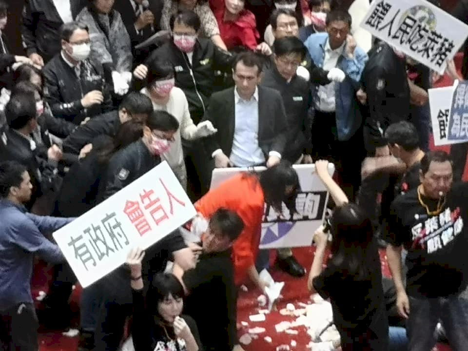 藍委丟豬內臟杯葛蘇貞昌施政報告 民進黨譴責秀下限