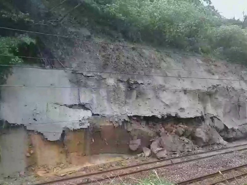 台鐵猴硐到瑞芳路線再中斷 往返東部列車延誤