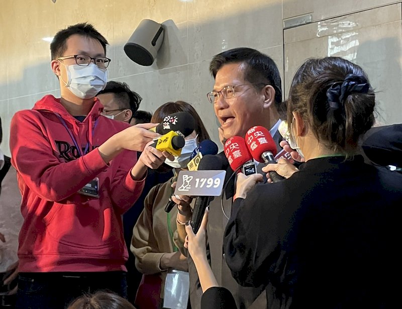 列車長跪地開車門惹議 林佳龍：已請台鐵一周內提檢討報告