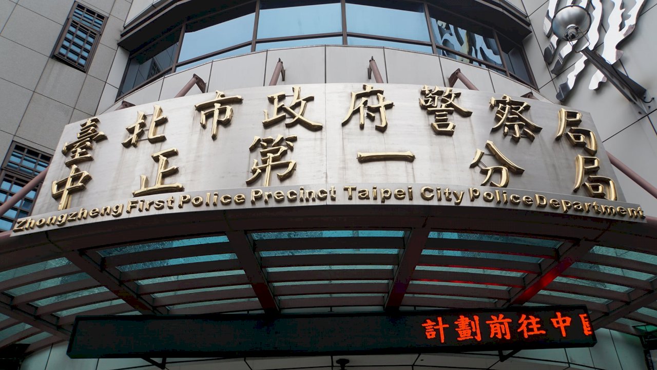 2022選戰╱男持刀衝陳時中車隊揚言自殘  警辣椒水制止送辦