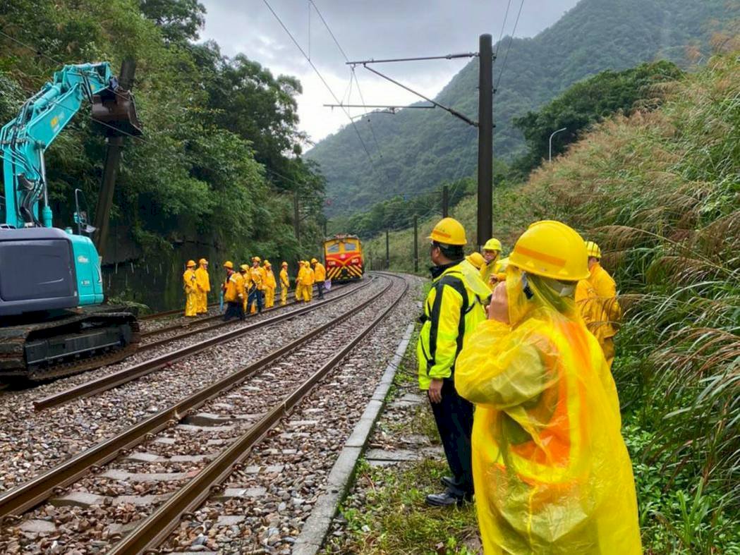 台鐵瑞芳猴硐路線中斷 新北每天增開公車、接駁車