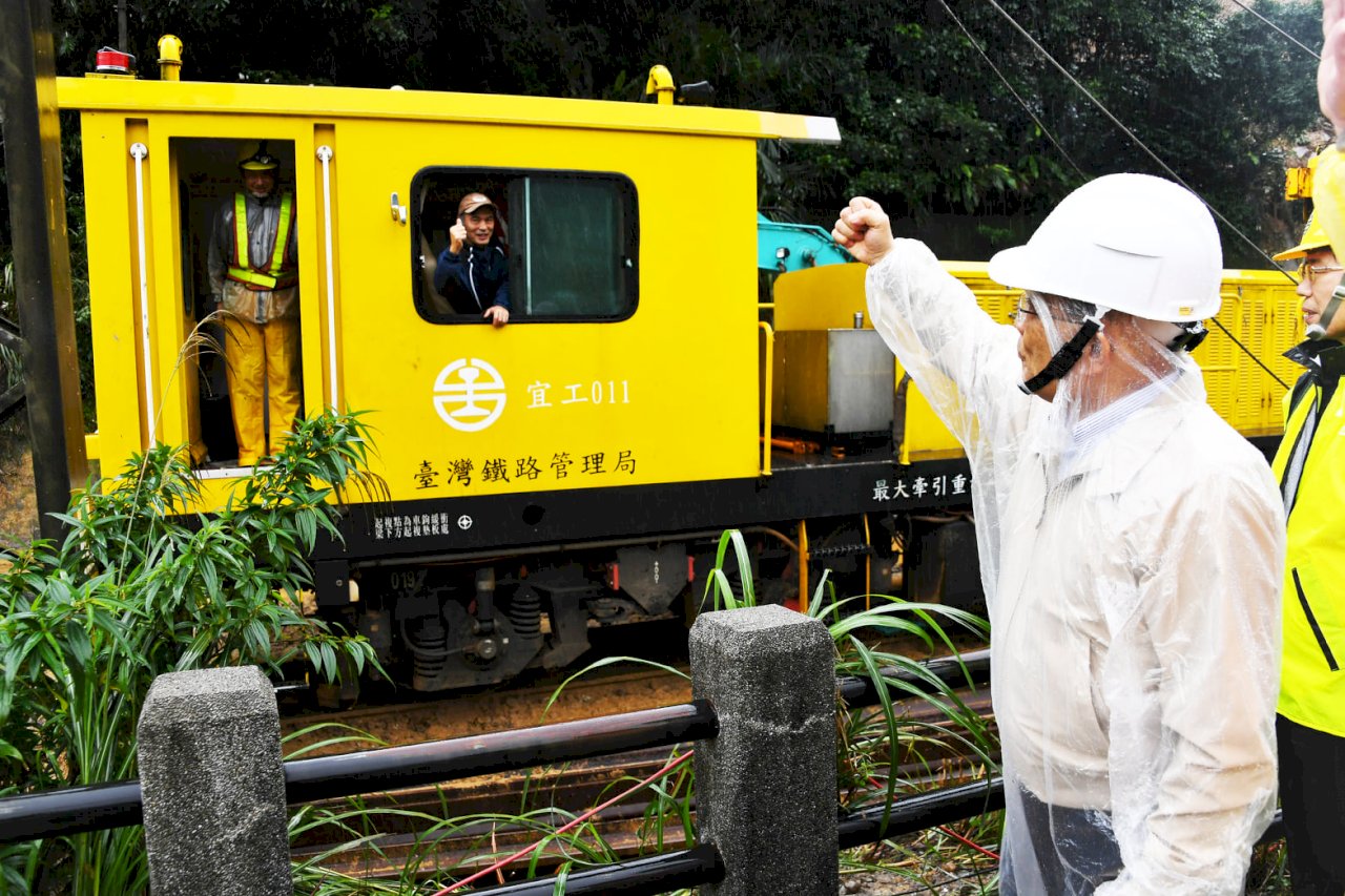 蘇揆冒雨視察瑞芳–猴硐邊坡搶修工程 盼早日通車