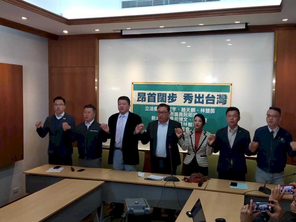 新版塗裝台灣好低調 綠委轟華航守舊
