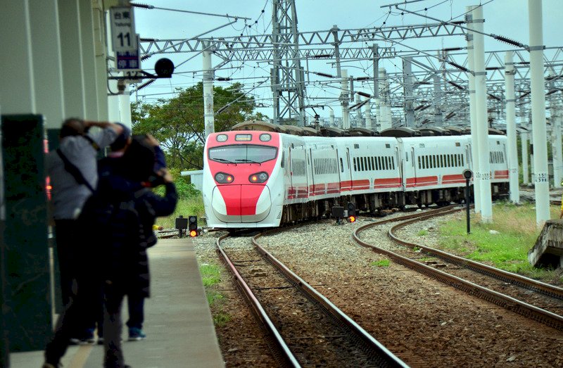 迎接環島鐵路電氣化 台鐵老舊電車線汰換逾千公里