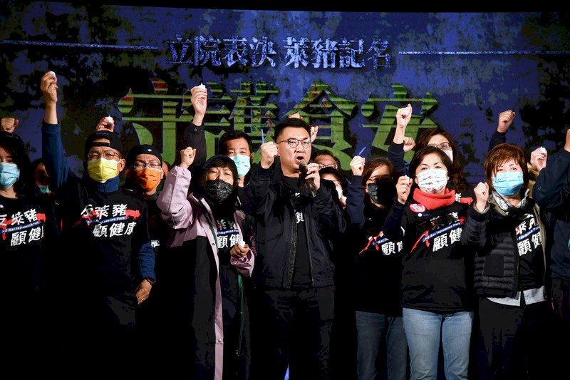 藍委守夜反萊豬 江啟臣籲公投決定吃什麼豬肉