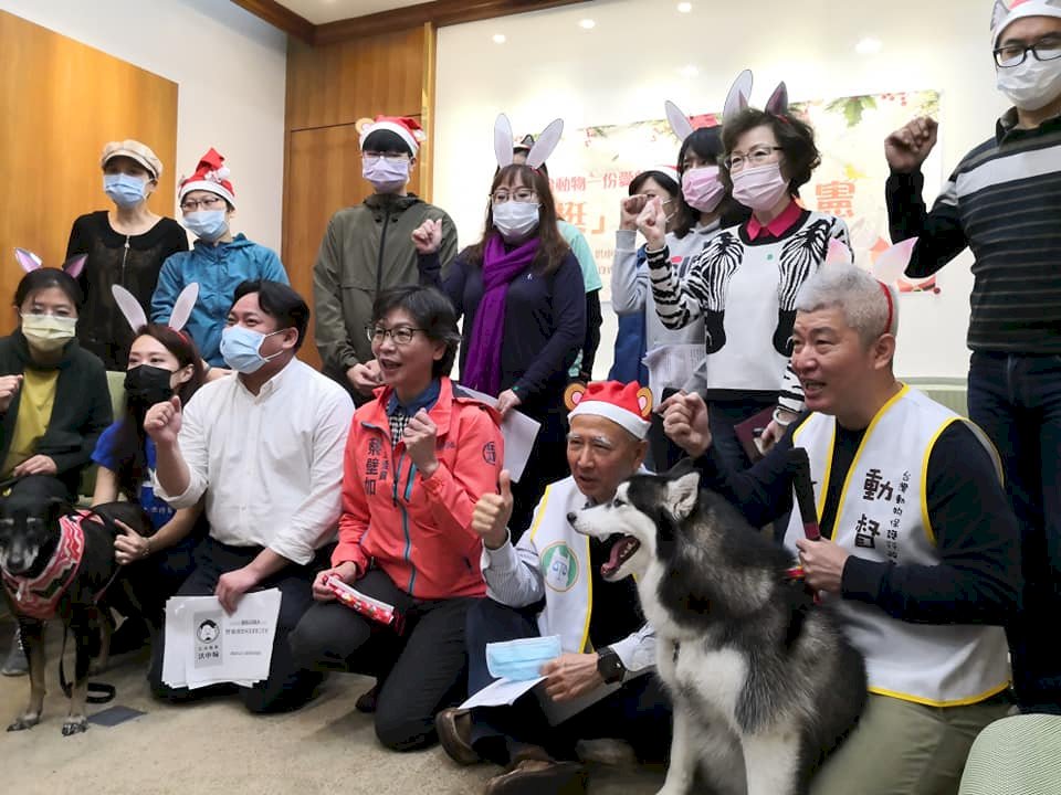 給動物一份愛的聖誕大禮 跨黨派立委「挺」動物保護入憲