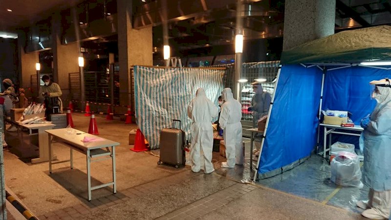 英國航班旅客陸續抵達檢疫所 直呼回家真好