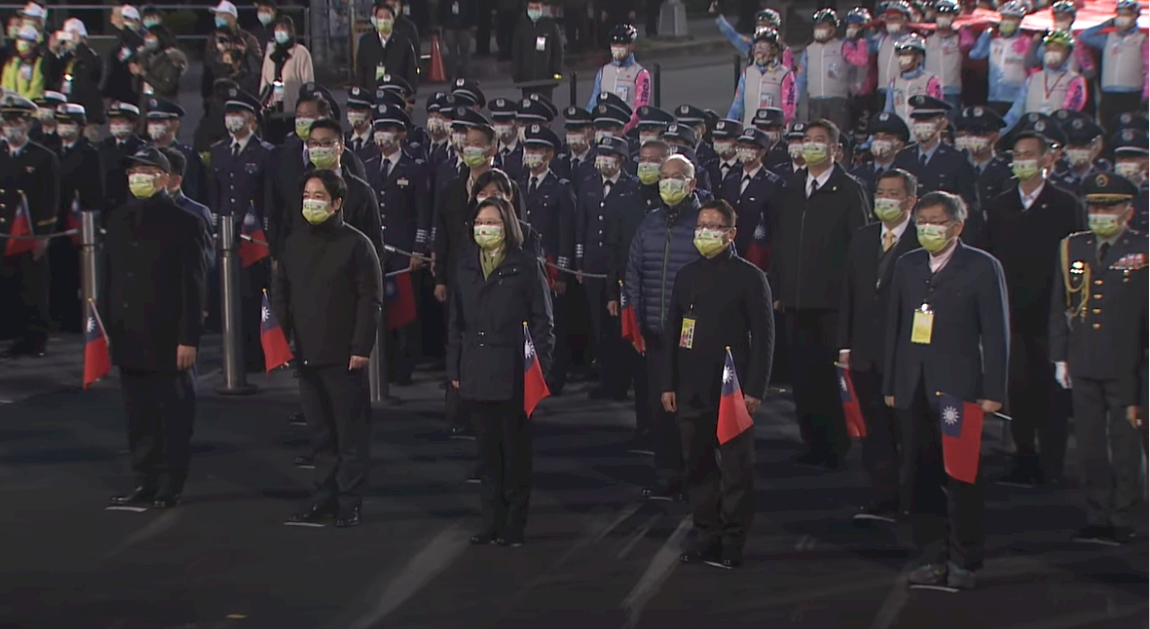 總統府元旦升旗不畏低溫 巨幅國旗讓世界看見防疫成果