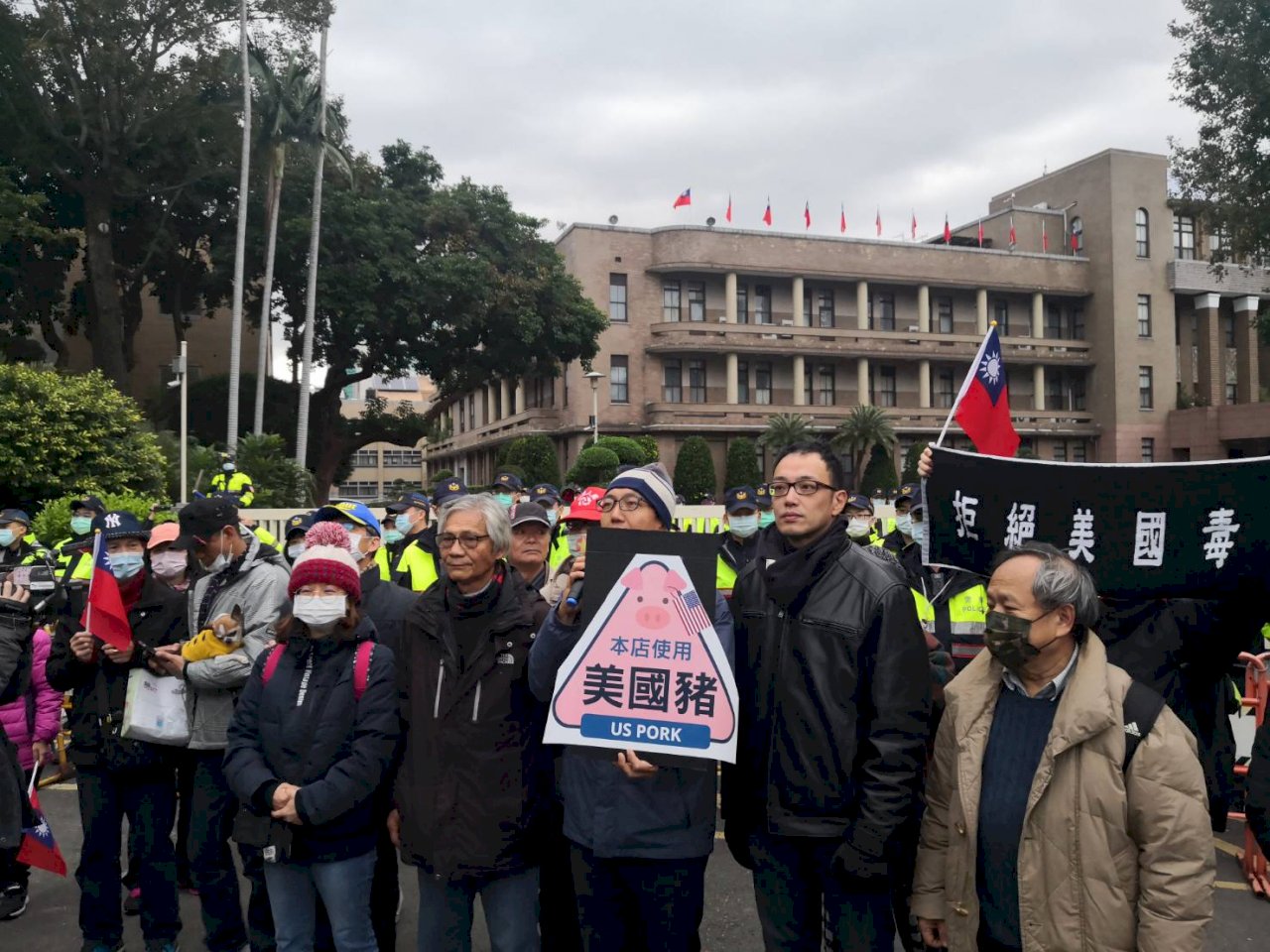反瘦肉精聯盟辦萊豬元年升旗典禮 批政院變「萊豬院」