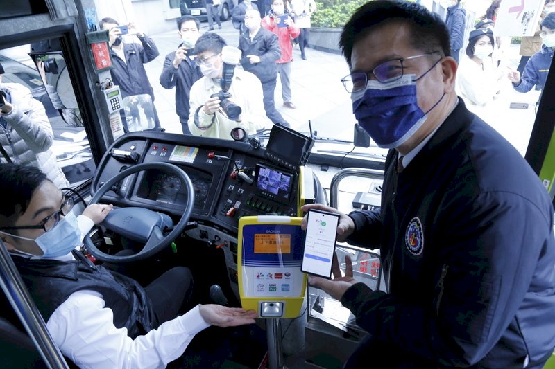 一機在手、全國通用 交部啟動「行動支付搭公車」新里程 (影音)