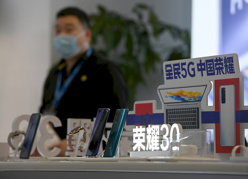 2024迎來AI手機元年 中美競爭更激烈