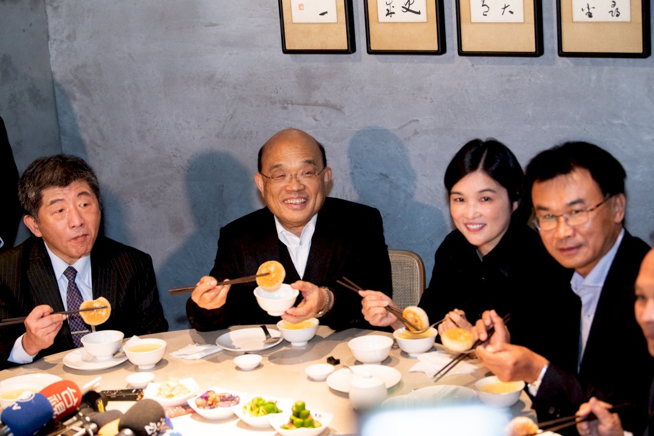 力挺台灣豬 蘇貞昌、陳時中、陳吉仲大啖餡餅、湯包、排骨飯