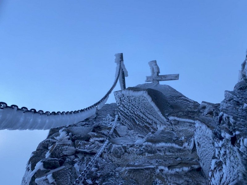 寒流來襲！玉山午前尚未降雪，主峰先披上冰霜外衣