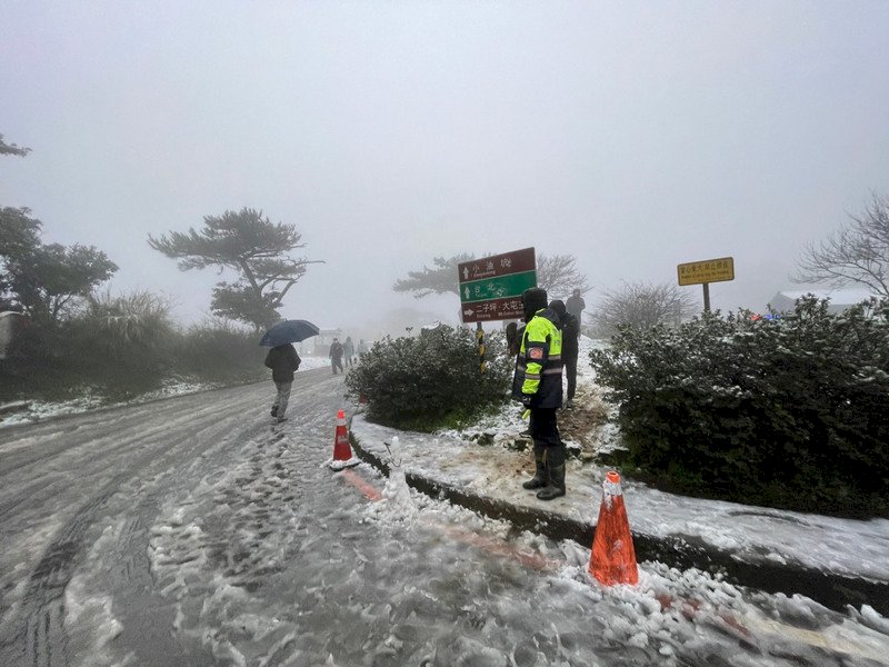 寒流發威  陽明山、合歡山接連飄雪