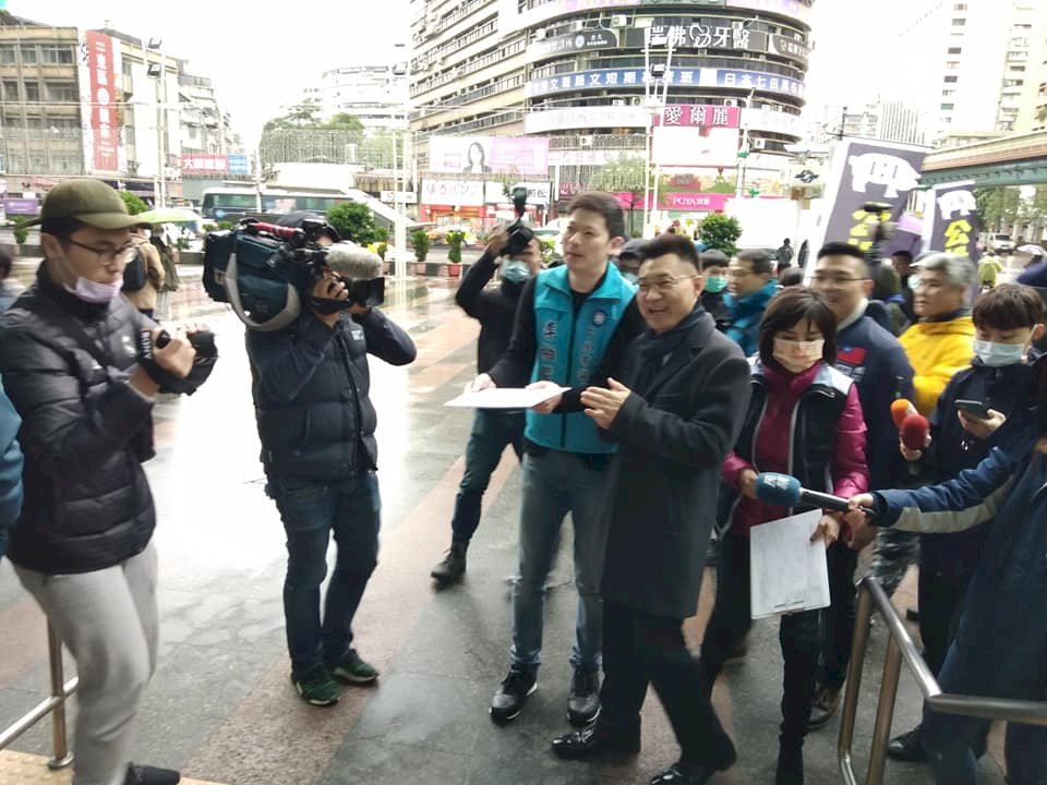 反萊豬公投拚50萬份連署 江啟臣街頭號召民眾參加