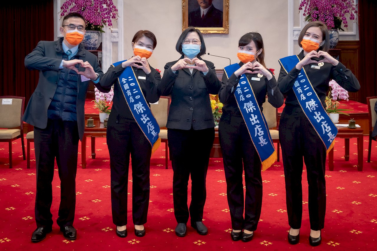 感謝連鎖加盟業配合振興政策 總統：為台灣經濟顧好元氣
