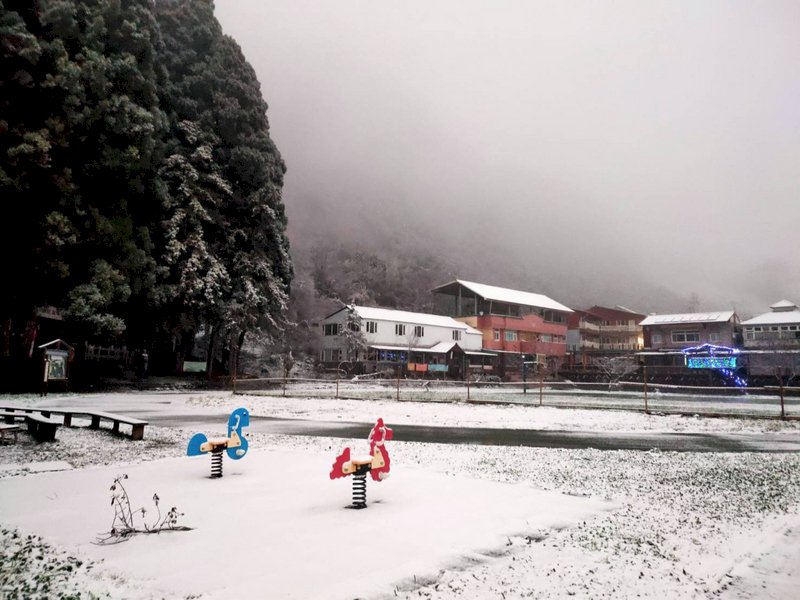 新竹尖石鄉飄雪！3所國小停班停課一天(影音)