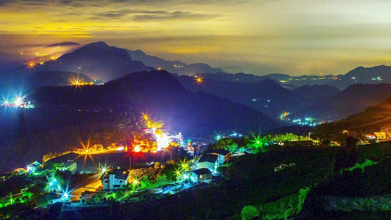 拍阿里山雲海琉璃光夜景  余信賢獲AIPU佳作