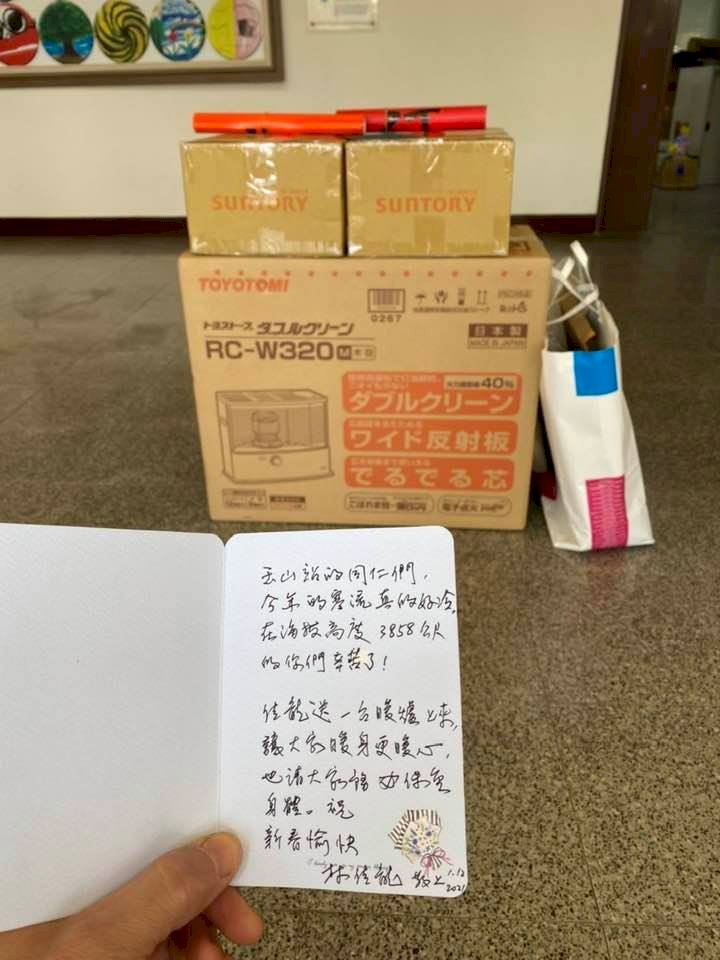 林佳龍寒風中送暖 鄭明典讚太給力