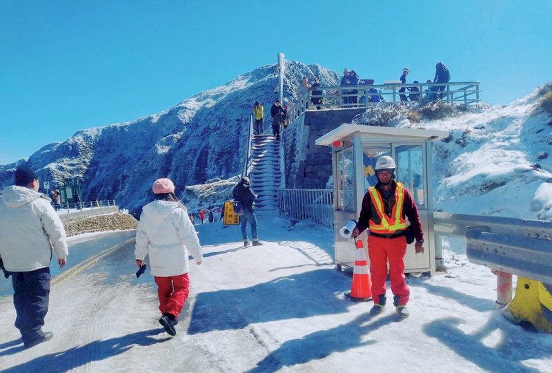 合歡山瘋追雪！交管人員默默守護行車安全