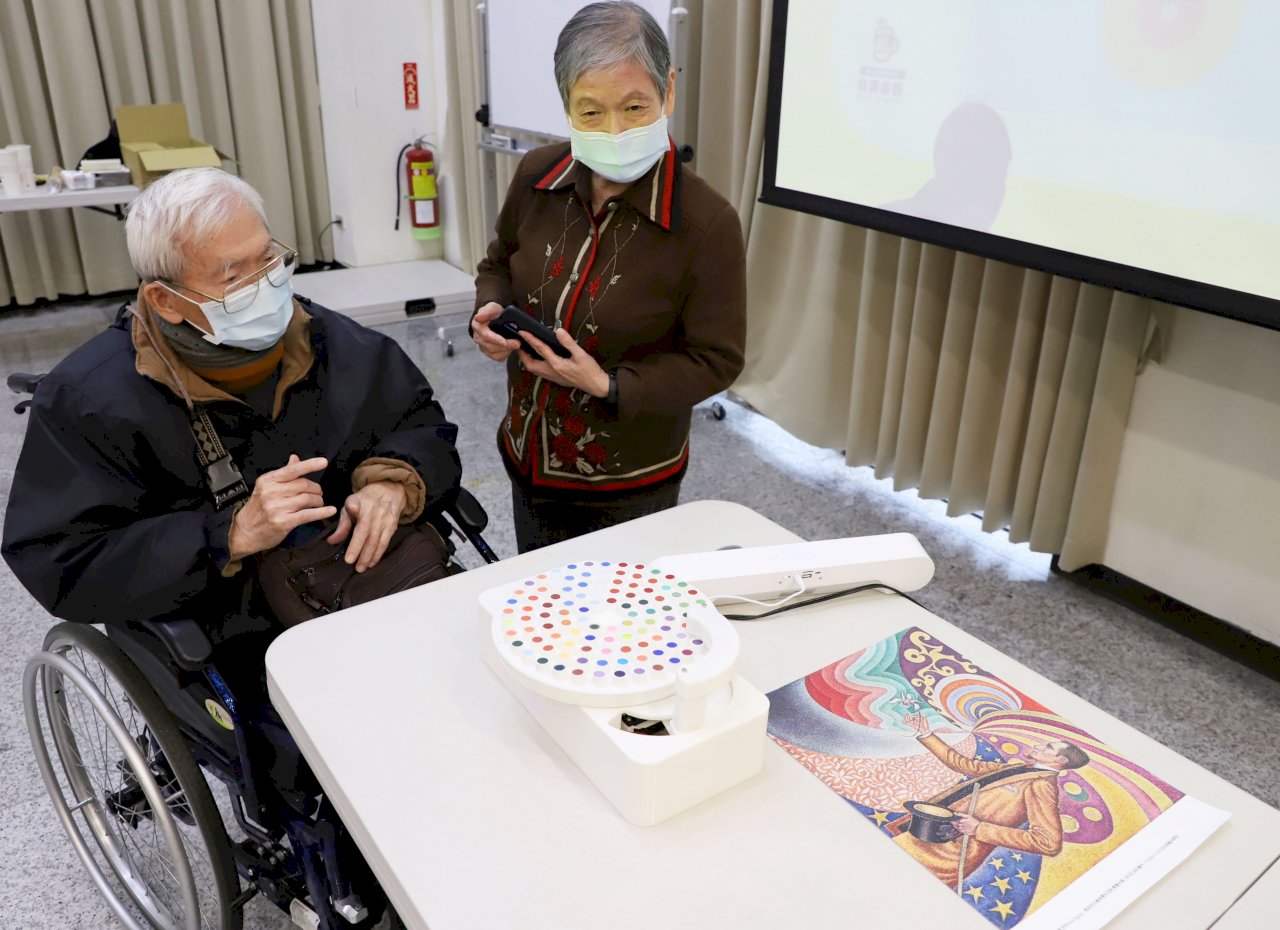 創意老化 科大生「色彩唱盤機」帶領長輩變身音樂人
