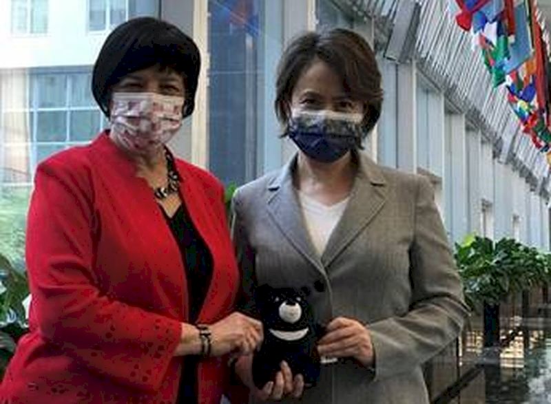 美國務院官員晤蕭美琴 台灣黑熊布偶同框湊熱鬧
