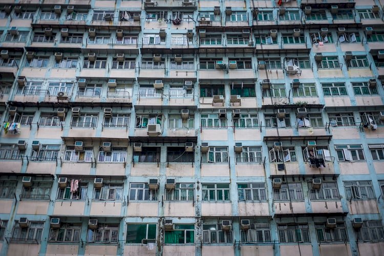 解決香港房屋問題—創新的李家超 VS 英明的習皇帝