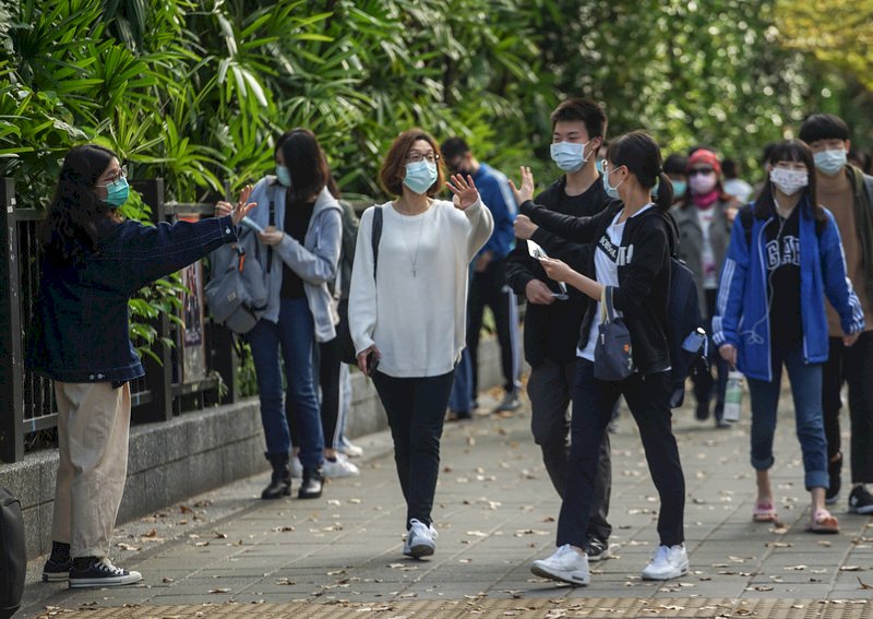 學測首日考英文國選社會 考生須戴口罩配合量溫
