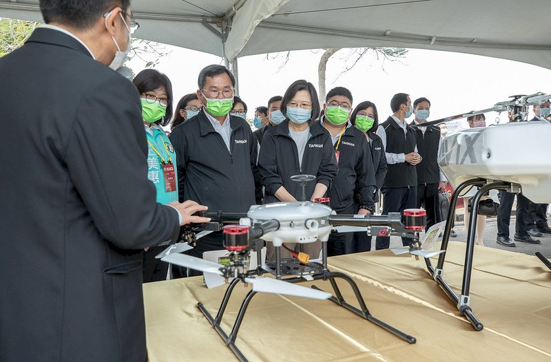 視察中科院民雄航太園區 總統：讓嘉縣成為無人機發展最完整聚落