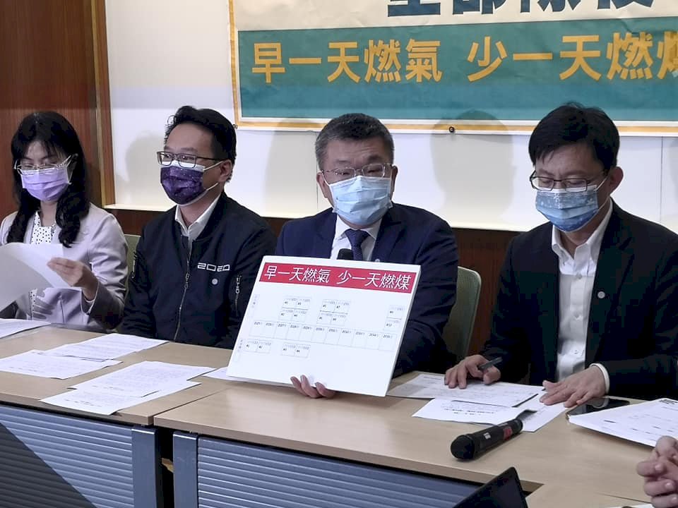 中火爭議有解？蔡其昌與中部綠委拋「中火燃煤除役時間表」