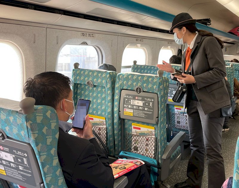 防疫升級！室內逾百人室外逾500人活動須停辦 雙鐵客運禁飲食
