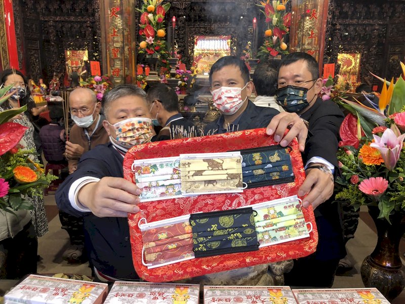 有戴有保庇！大甲媽聯名口罩過火祈福，萬片送桃園市府助防疫(影音)