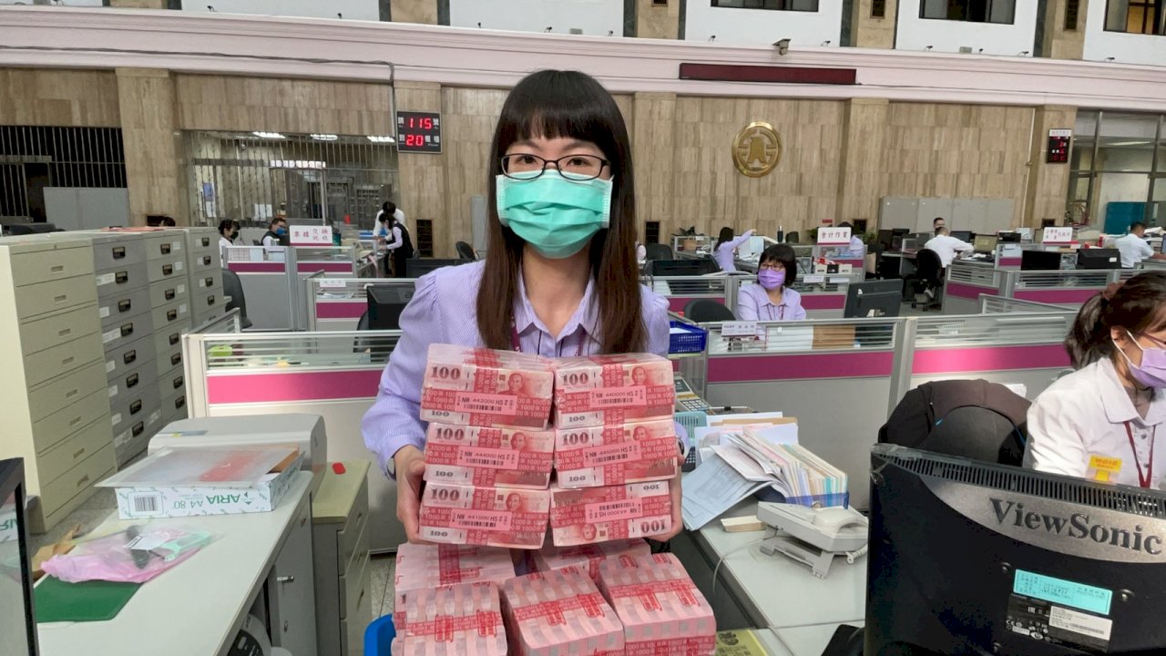 早上八點半就排隊！首日新鈔兌換臨櫃人潮較往年減銀行估轉ATM(影音)