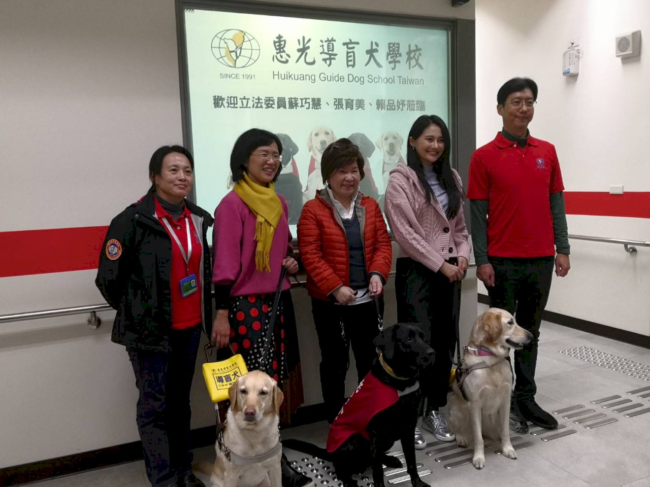 一起挺毛小孩！朝野立委協力籲社會「斗內」導盲犬學校