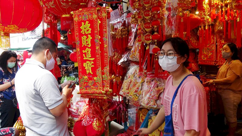 疫情重創經濟 泰國華人勒緊褲帶過新年