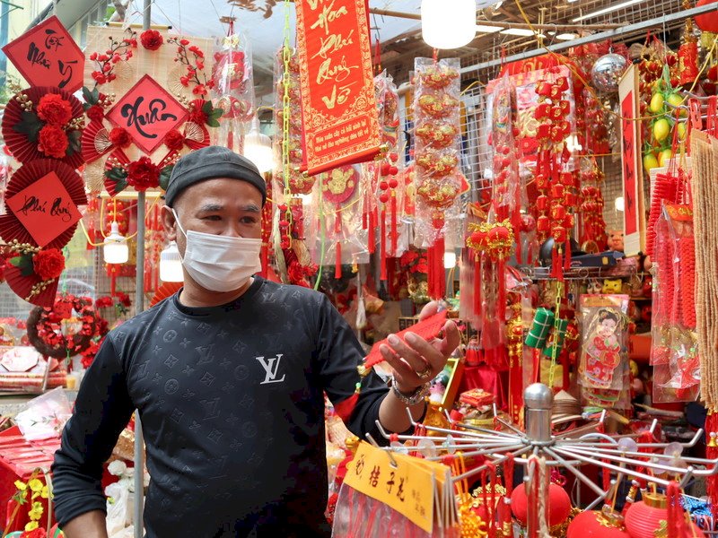 越南本土疫情來襲 年貨大街人潮生意不如往昔