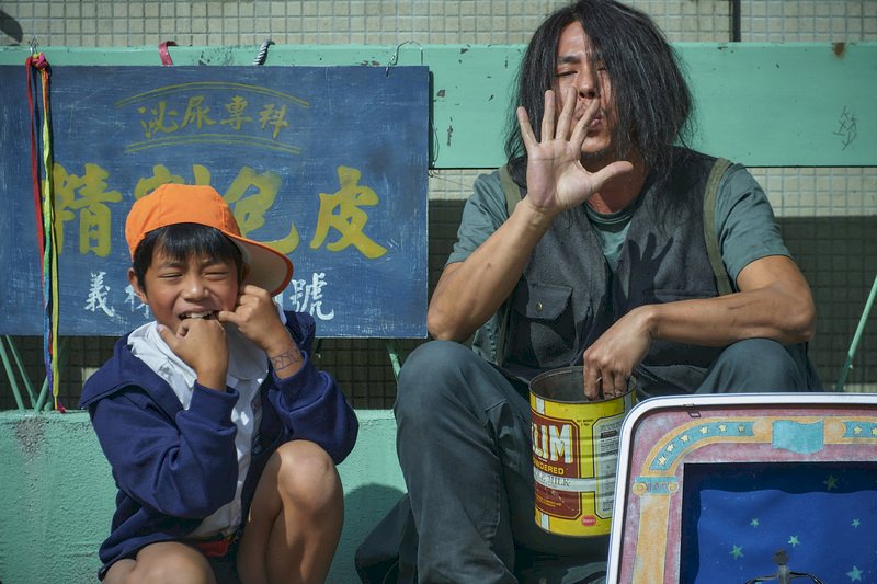 ◎天橋、斑馬、石獅子，思想、性別、99樓。為什麼你不能錯過「天橋上的魔術師」！