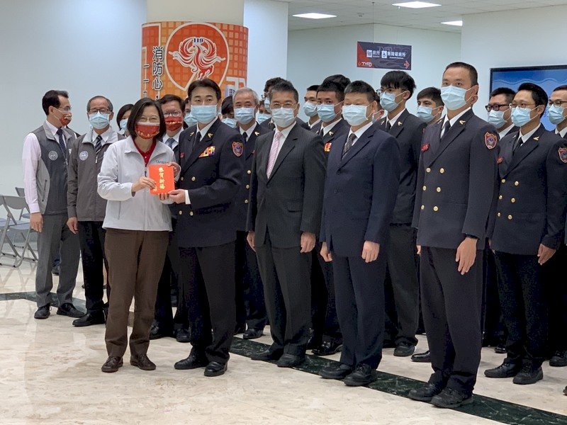 慰勉高鐵及消防局 總統感謝執勤同仁守護民眾平安