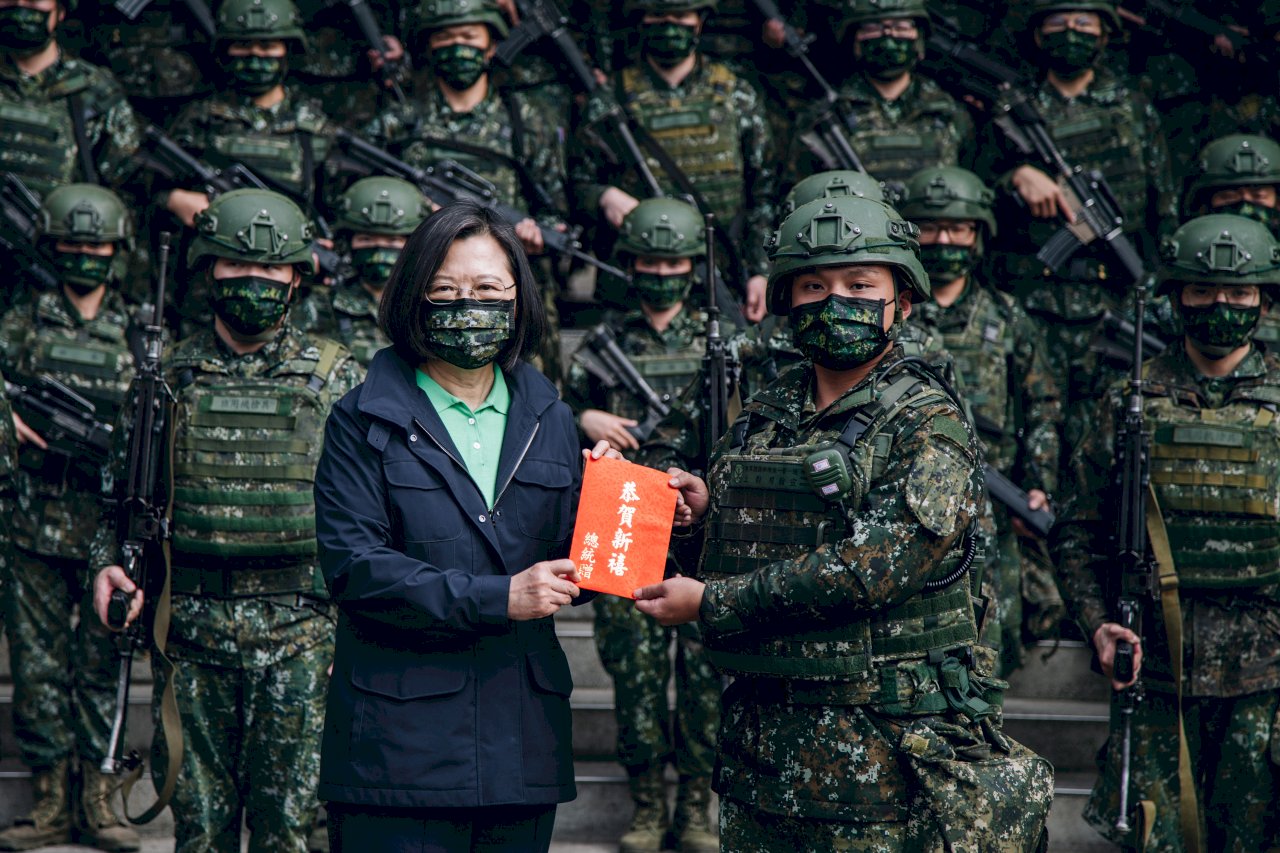 蔡總統慰勉陸軍輪值官兵 &nbsp;致贈加菜金(影音)