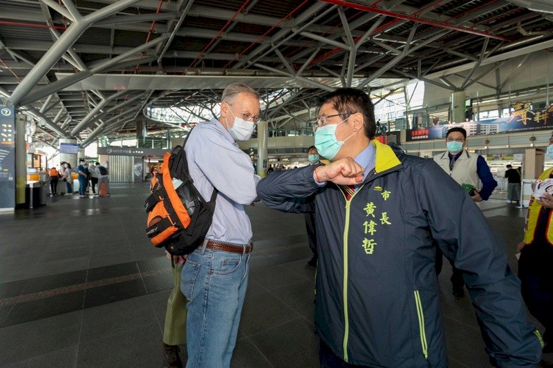 台南捕獲野生酈英傑 黃偉哲祝福假期愉快