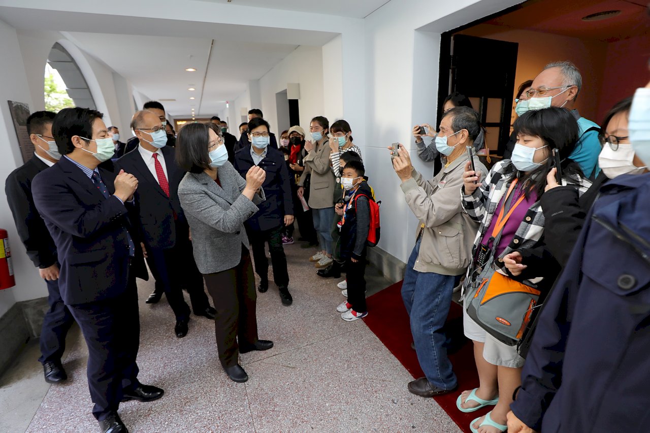 向府同仁拜年巧遇參觀民眾 蔡總統客串導覽(影音)