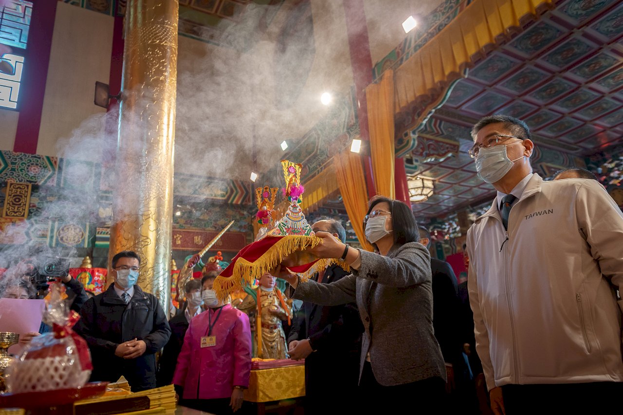 赴指南宮參拜 總統：天助自助 盼團結拚防疫與經濟