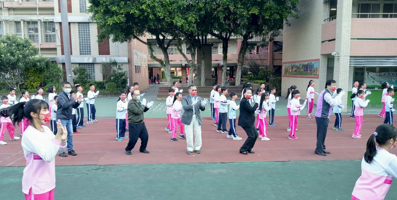 開學防疫動起來 黃珊珊蔡炳坤大跳洗手舞 (影音)