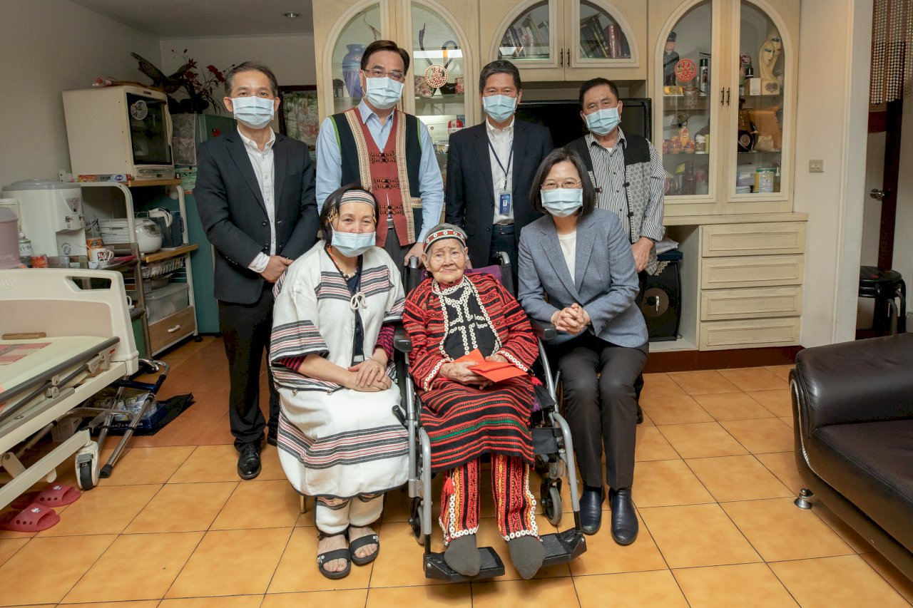 全台僅存！總統拜訪文面傳統保存者林智妹 願原民珍貴文化傳承(影音)