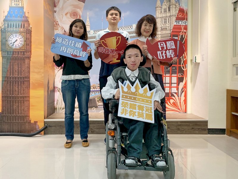 ◎在罕病中遇見文學的黃宥嘉，拿下兩岸文學獎第一名的數理資優生，有著比其他人更多的付出......