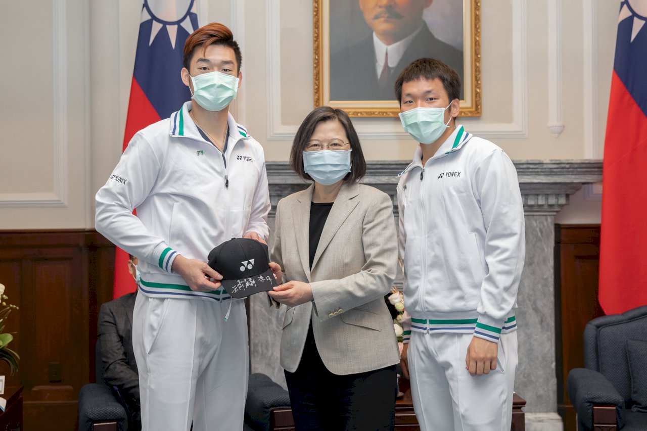 接見羽球好手 總統盼續用球拍讓世界球迷認識台灣