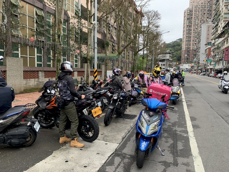 抗議區間測速 路權團體慢速騎上北宜公路