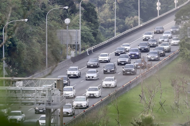 鼓勵提早掃墓國道7折湧車流 多處時速不到40公里