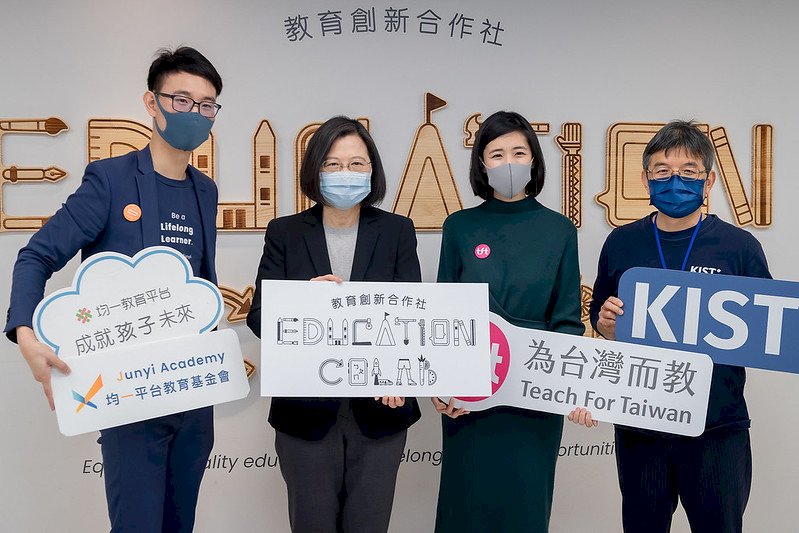 總統參訪教育創新合作社 感謝補足教育城鄉差距