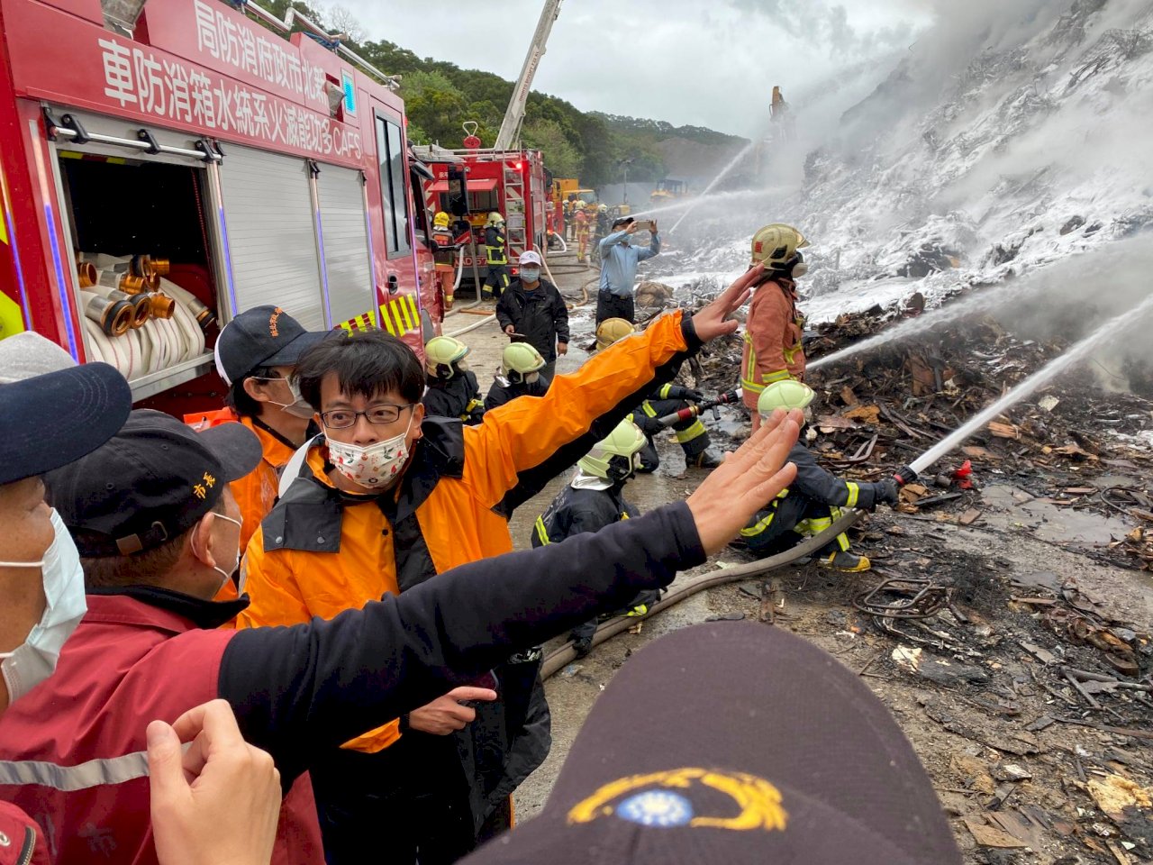 八里掩埋場大火悶燒 侯友宜關切空氣品質